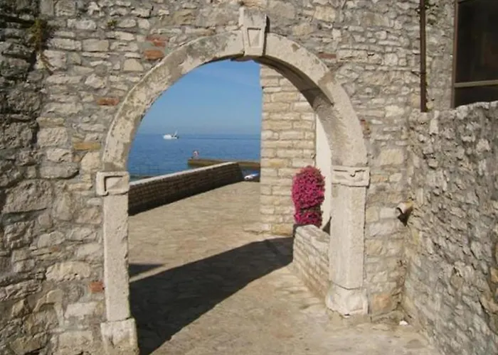 Ariel A4, Quiet Area Only 2 Km From The Beach
